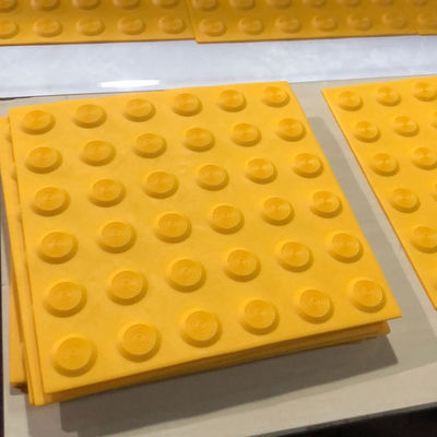 300*300 安全な歩行とアクセシビリティの改善のためのPVC/PUプラスチック触覚式ストッド